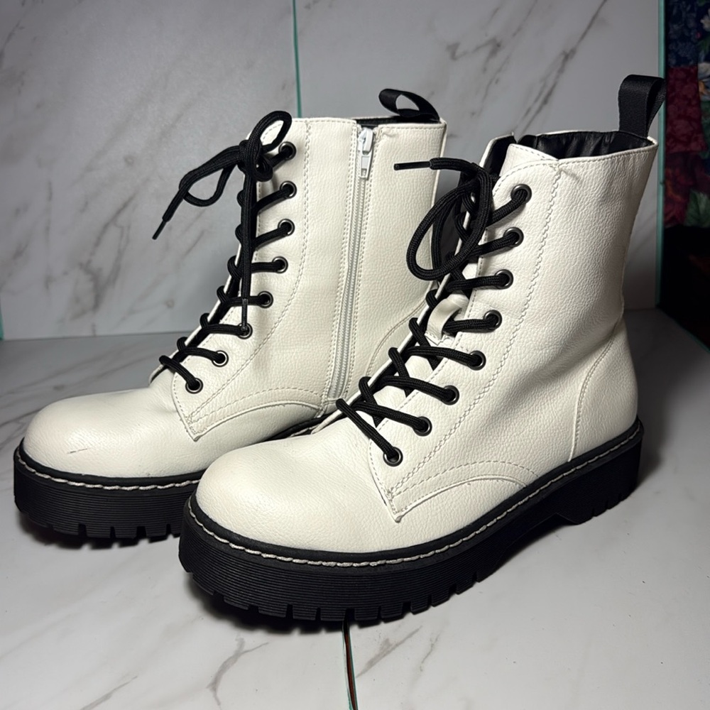 Sincerely Jules size 8.5 Women’s White & Black Harley boots